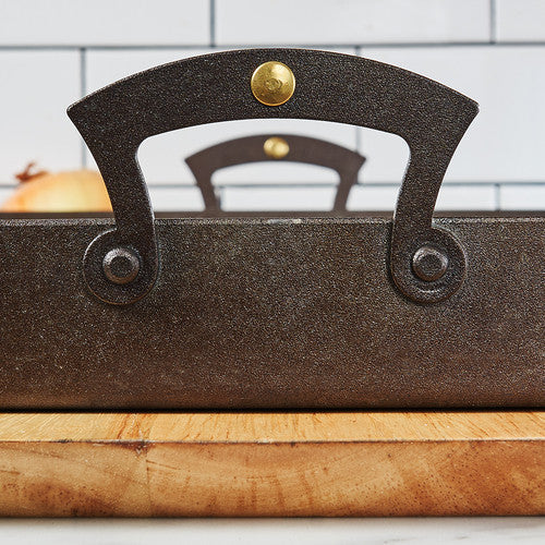 Iron Roasting Pan to Ensure Perfectly Golden Color